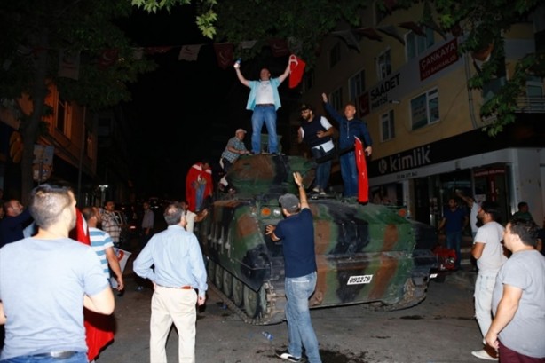 Foto - Askerler niye kollarına kırmızı-beyaz flama taktı?