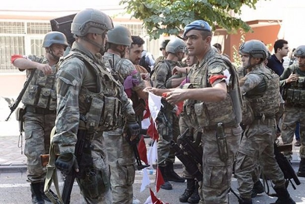 Foto - Askerler niye kollarına kırmızı-beyaz flama taktı?