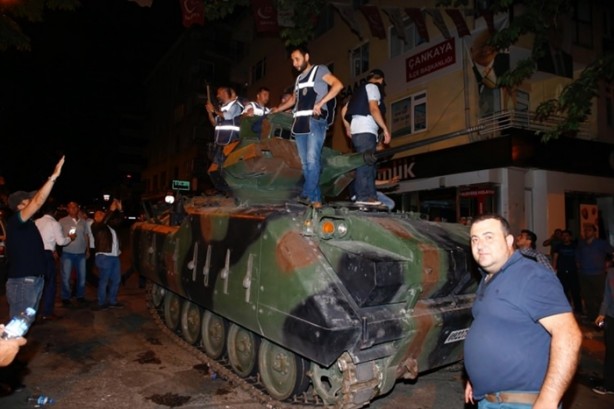 Foto - Askerler niye kollarına kırmızı-beyaz flama taktı?