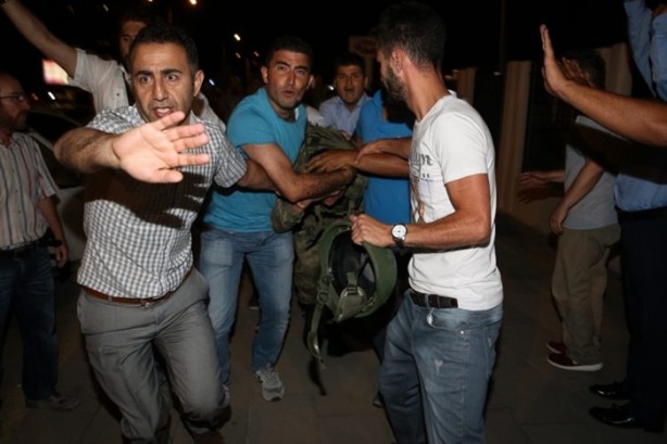 Foto - Askerler niye kollarına kırmızı-beyaz flama taktı?