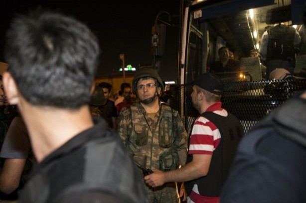 Foto - Askerler niye kollarına kırmızı-beyaz flama taktı?
