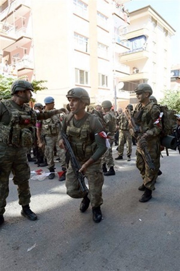 Foto - Askerler niye kollarına kırmızı-beyaz flama taktı?