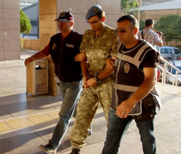 Foto - Askerler niye kollarına kırmızı-beyaz flama taktı?