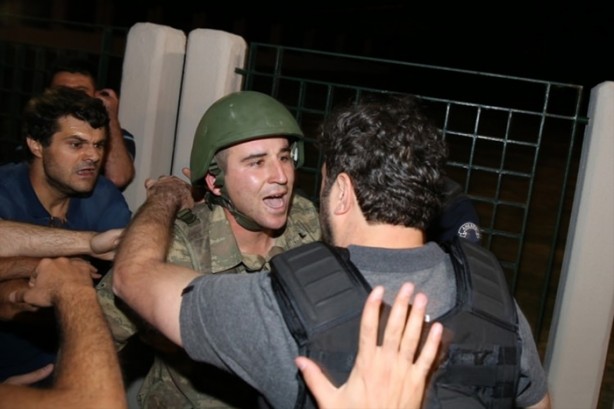 Foto - Askerler niye kollarına kırmızı-beyaz flama taktı?