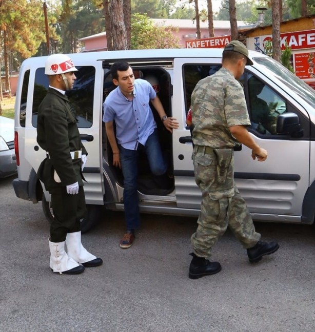Foto - Askerler niye kollarına kırmızı-beyaz flama taktı?