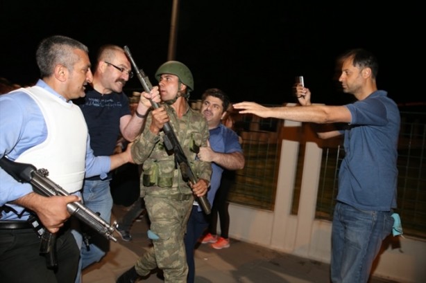 Foto - Askerler niye kollarına kırmızı-beyaz flama taktı?