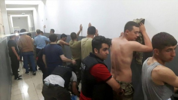 Foto - Askerler niye kollarına kırmızı-beyaz flama taktı?