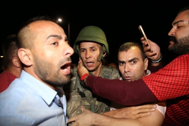 Foto - Askerler niye kollarına kırmızı-beyaz flama taktı?