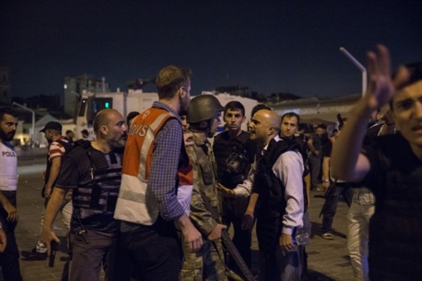 Foto - Askerler niye kollarına kırmızı-beyaz flama taktı?