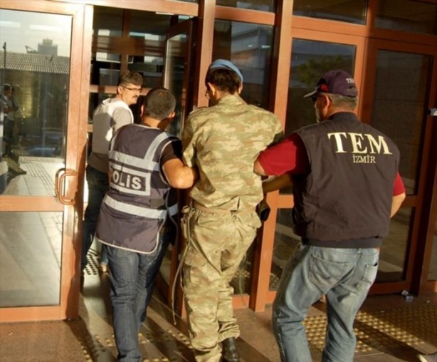 Foto - Askerler niye kollarına kırmızı-beyaz flama taktı?