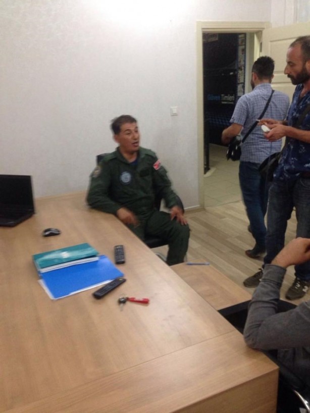 Foto - Askerler niye kollarına kırmızı-beyaz flama taktı?