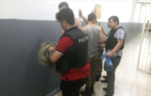 Foto - Askerler niye kollarına kırmızı-beyaz flama taktı?