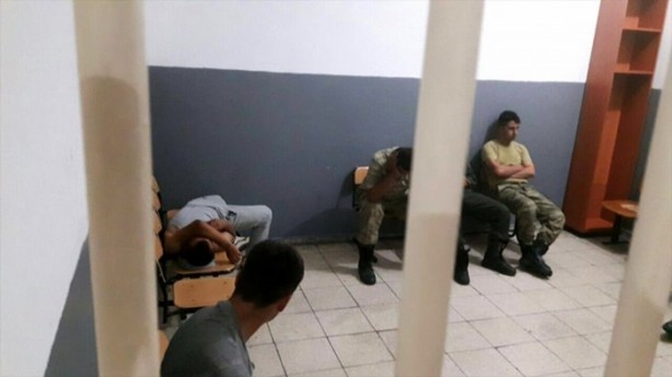 Foto - Askerler niye kollarına kırmızı-beyaz flama taktı?