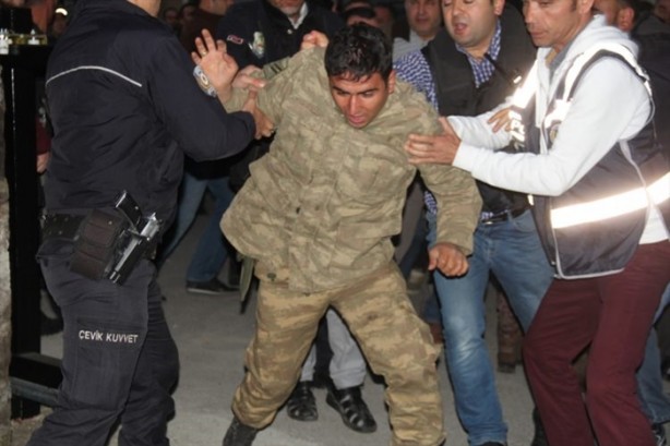 Foto - Askerler niye kollarına kırmızı-beyaz flama taktı?