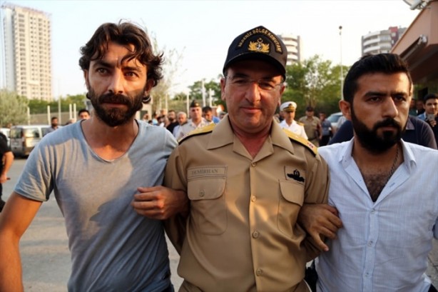 Foto - Askerler niye kollarına kırmızı-beyaz flama taktı?