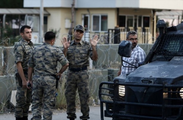 Foto - Askerler niye kollarına kırmızı-beyaz flama taktı?