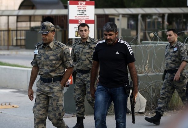 Foto - Askerler niye kollarına kırmızı-beyaz flama taktı?
