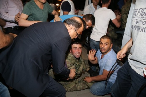 Foto - Askerler niye kollarına kırmızı-beyaz flama taktı?