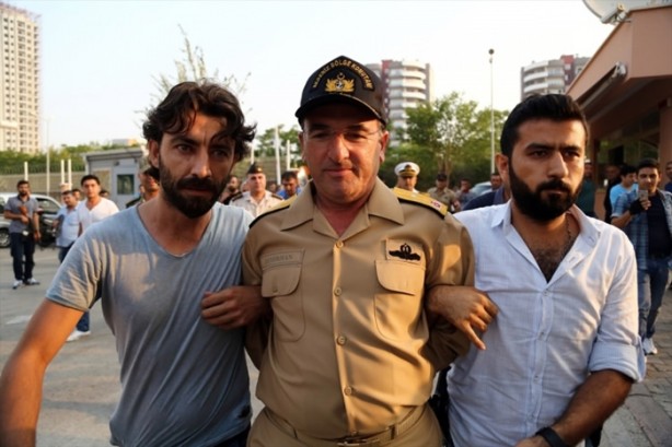 Foto - Askerler niye kollarına kırmızı-beyaz flama taktı?