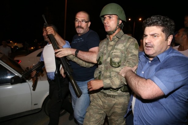 Foto - Askerler niye kollarına kırmızı-beyaz flama taktı?