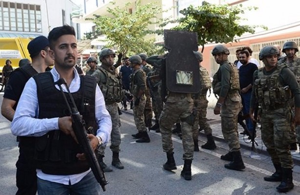 Foto - Askerler niye kollarına kırmızı-beyaz flama taktı?