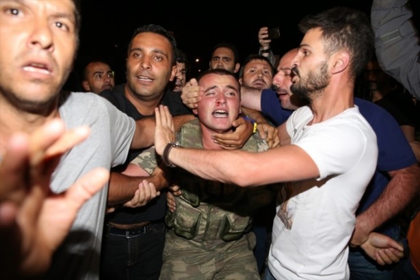 Foto - Askerler niye kollarına kırmızı-beyaz flama taktı?
