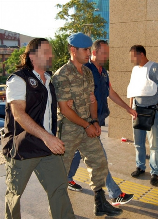 Foto - Askerler niye kollarına kırmızı-beyaz flama taktı?