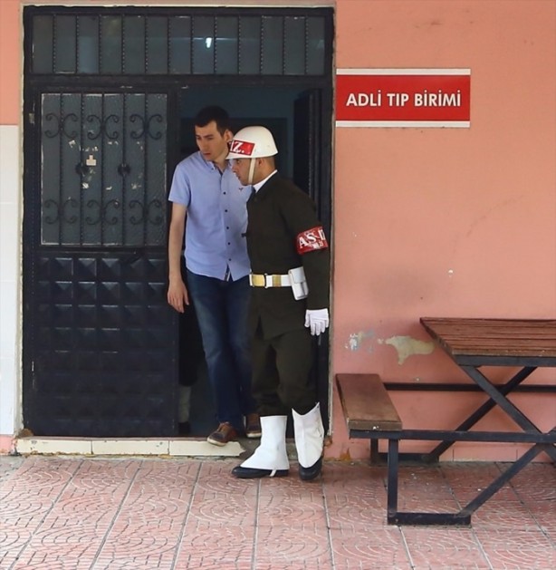 Foto - Askerler niye kollarına kırmızı-beyaz flama taktı?