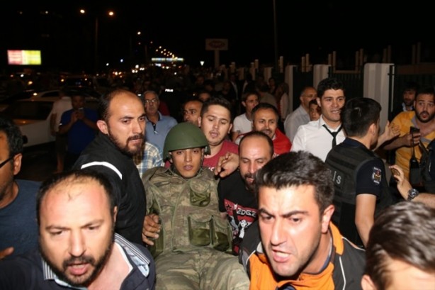 Foto - Askerler niye kollarına kırmızı-beyaz flama taktı?
