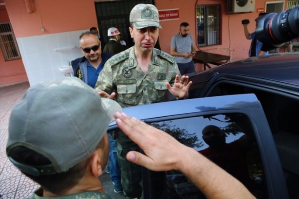 Foto - Askerler niye kollarına kırmızı-beyaz flama taktı?