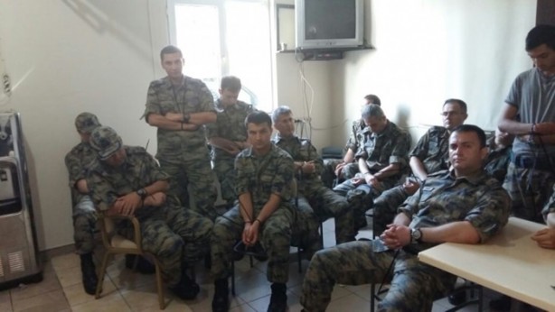 Foto - Askerler niye kollarına kırmızı-beyaz flama taktı?