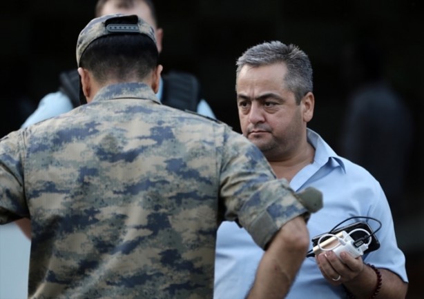 Foto - Askerler niye kollarına kırmızı-beyaz flama taktı?