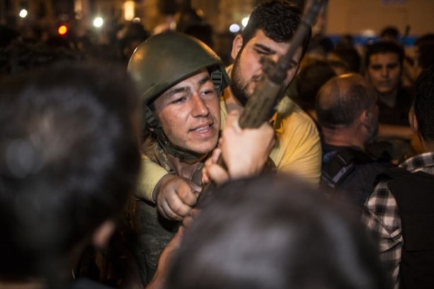 Foto - Askerler niye kollarına kırmızı-beyaz flama taktı?