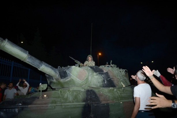 Foto - Askerler niye kollarına kırmızı-beyaz flama taktı?