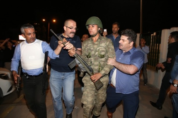 Foto - Askerler niye kollarına kırmızı-beyaz flama taktı?