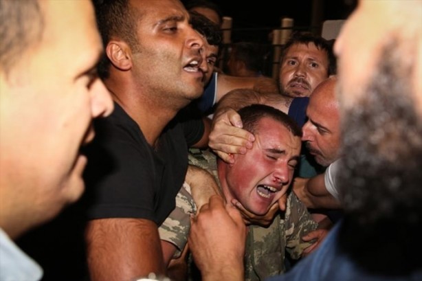 Foto - Askerler niye kollarına kırmızı-beyaz flama taktı?