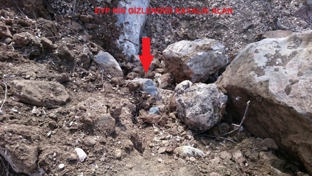 Foto - Askerler taşın arkasında bakın ne buldu?