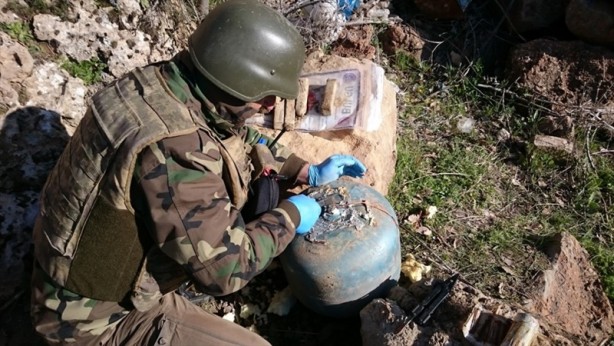 Foto - Askerler taşın arkasında bakın ne buldu?