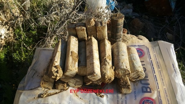 Foto - Askerler taşın arkasında bakın ne buldu?