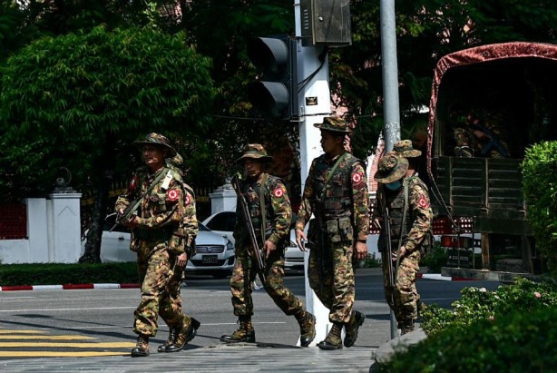 Askerlikten yırtmanın tek yolu budist tarikatına üye olmak
