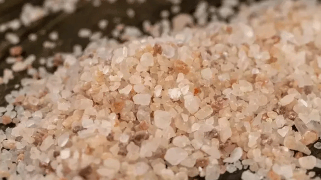 Asla aklınıza gelmez: Evde kaya tuzu yakınca bakın ne oluyor!