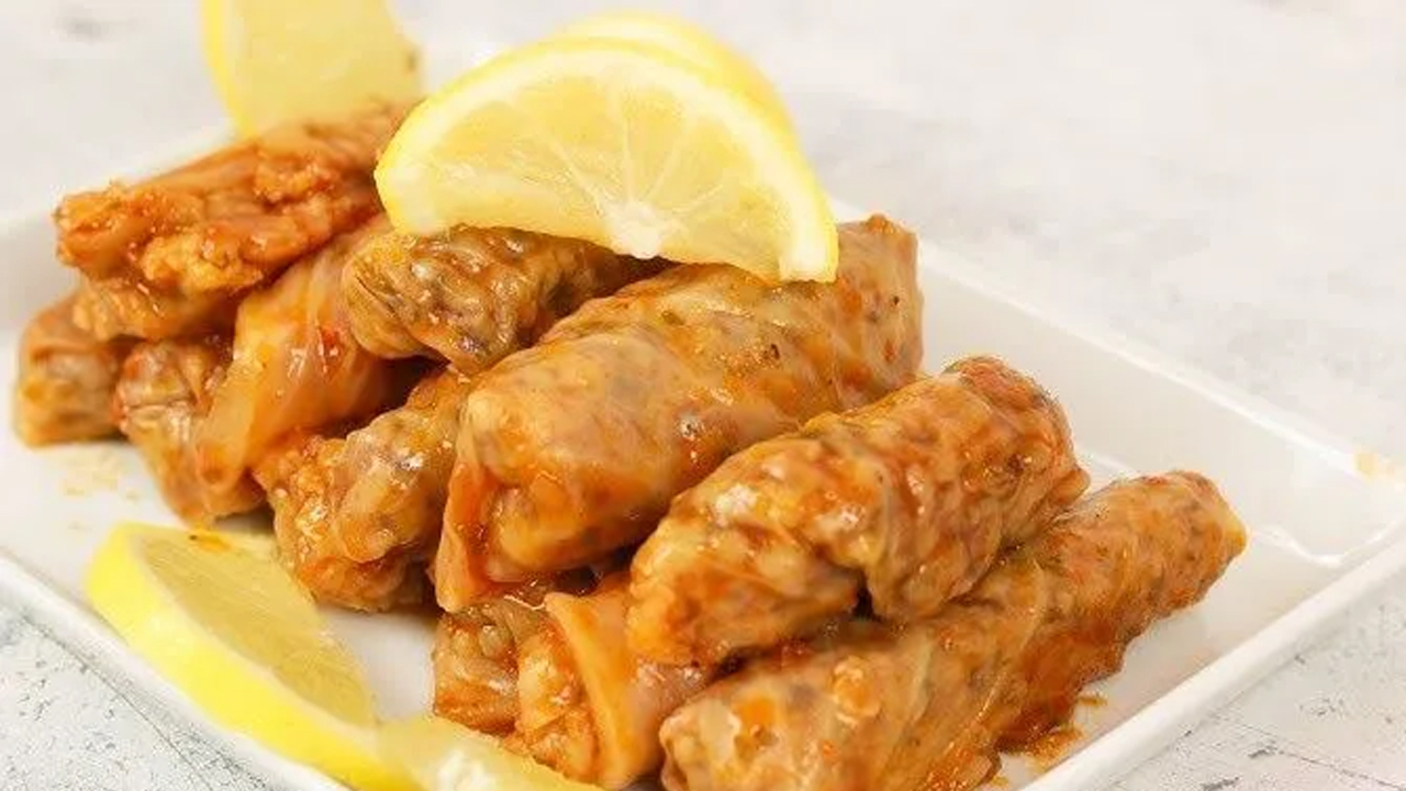 Asla dağılmayacak! İşte kalem gibi lahana sarması yapmanın sırrı