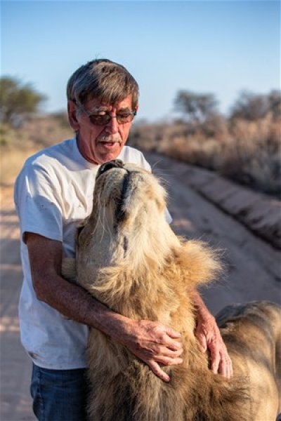 Foto - Aslan ve insanın mükemmel dostluğu