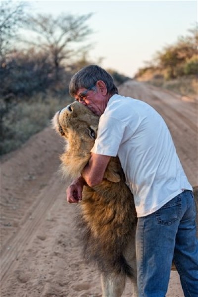 Foto - Aslan ve insanın mükemmel dostluğu