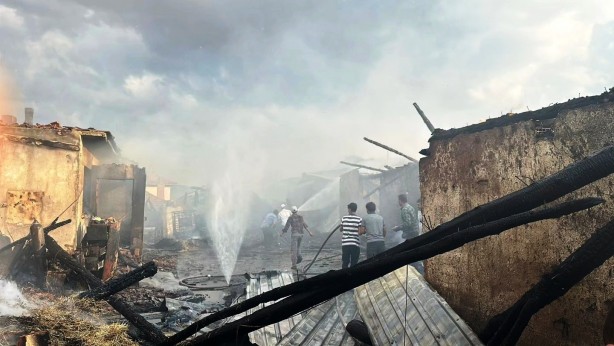 Foto - Aslanapa'da çıkan yangında 14 büyükbaş hayvan telef oldu