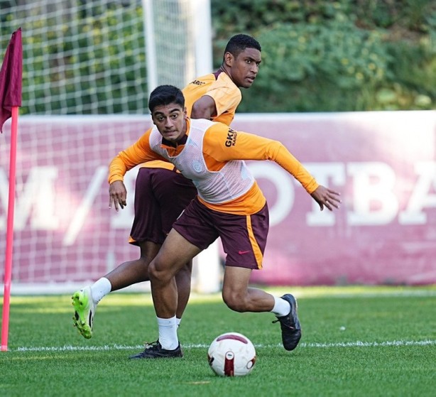 Foto - Aslan'ın golcüsü Milan'a! İtalyanlar duyurdu...