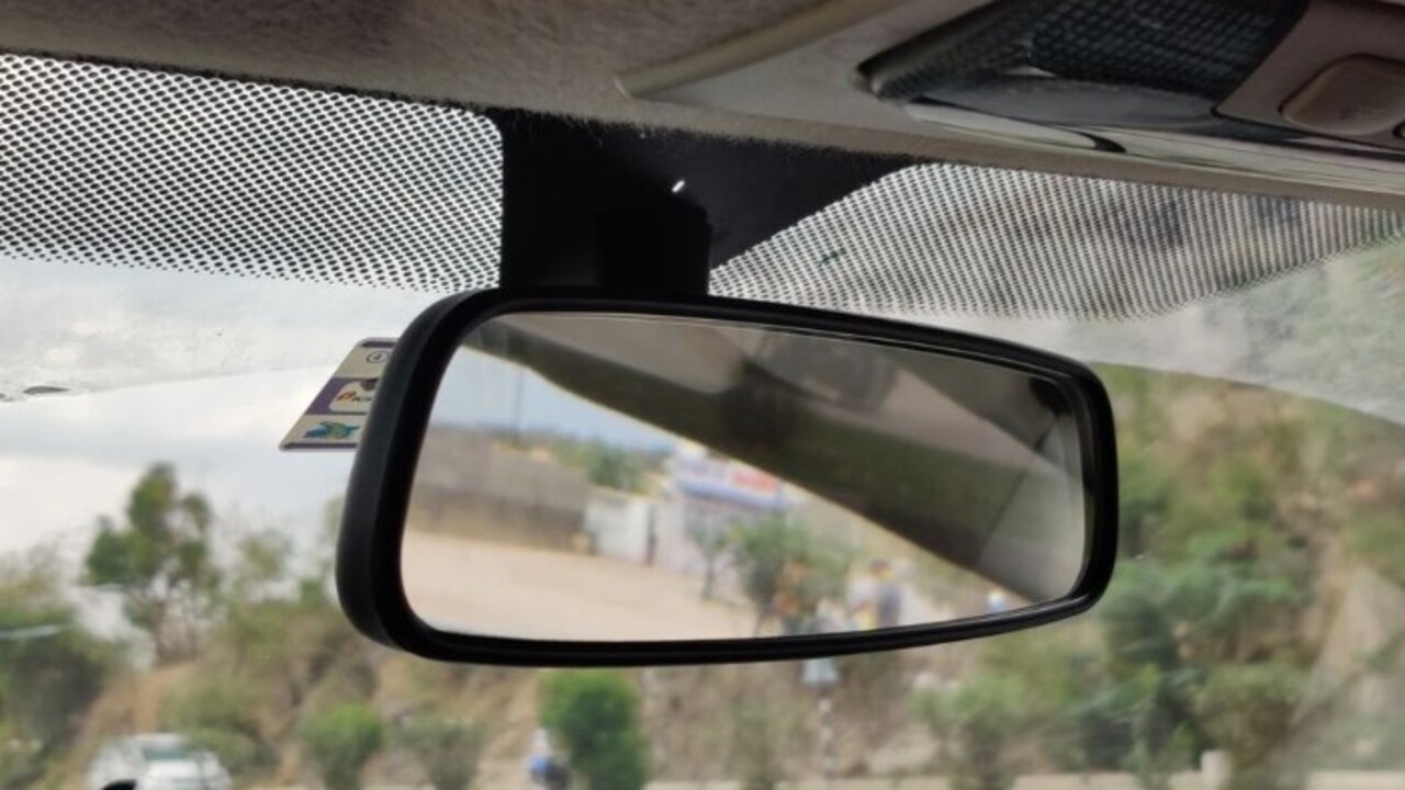 Aslında çok önemliymiş! Araba camlarındaki siyah noktaların görevi açıklandı