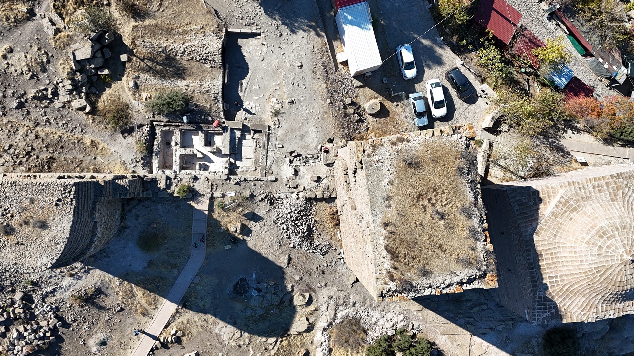 Foto - Assos’un gizemi çözüldü: Osmanlı hamamı ve 1500 yıllık yazıt bulundu!