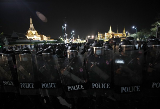 Foto - Asya ülkesinde halk sokağa indi! Çatışma çıktı, çok sayıda polis yaralı