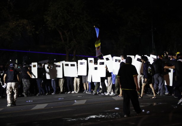 Foto - Asya ülkesinde halk sokağa indi! Çatışma çıktı, çok sayıda polis yaralı